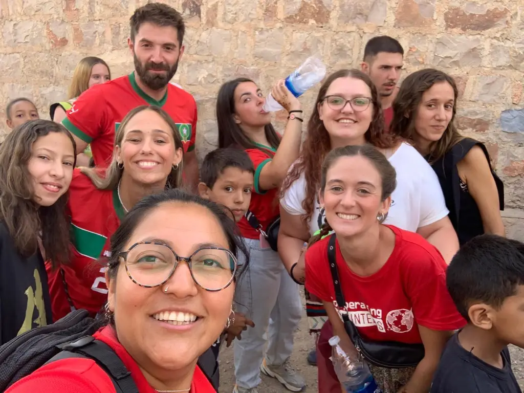 Grupo de voluntarios españoles en Marruecos durante el campamento de verano 2025